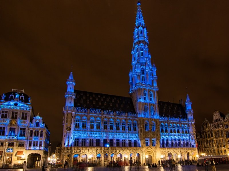 Belgia_Bryssel_Brussels city square by night illuminated with purple light_800x600