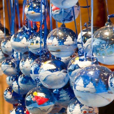 Christmas_glass balls on the christmas market_800x600
