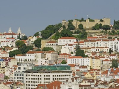 Lissabon_old town and the castle of Lisbon in Portugal400x300
