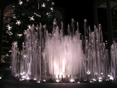 New York, Lincoln center with illuminated fountains, New York city, USA_800x600