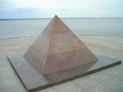 Petroskoi_pyramidi_400x300