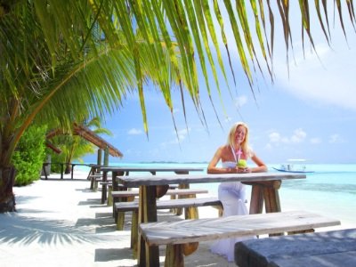 Malediivit_woman sitting in a tropical cafe400x300