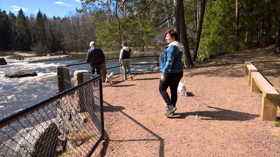 Kotka_Langinkoski_ulkoilijat1066x600