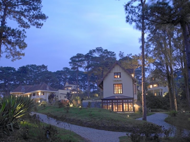 Vietnam_Chateau_Exterior_Evening_800x600