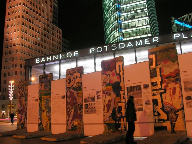 Saksa_Berlin-Mitte_Remnants of the Berlin Wall on Potsdamer Platz, at night_800x600