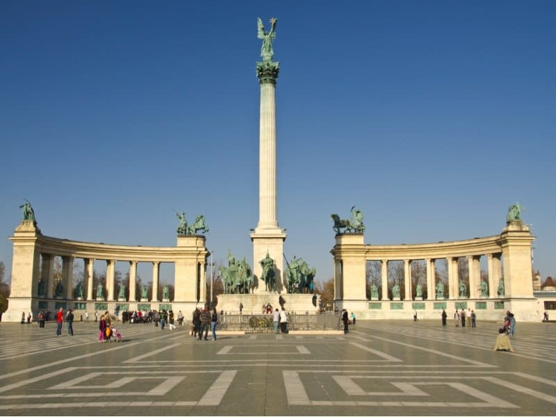 BUDAPEST - CIRCA MAR_800x600