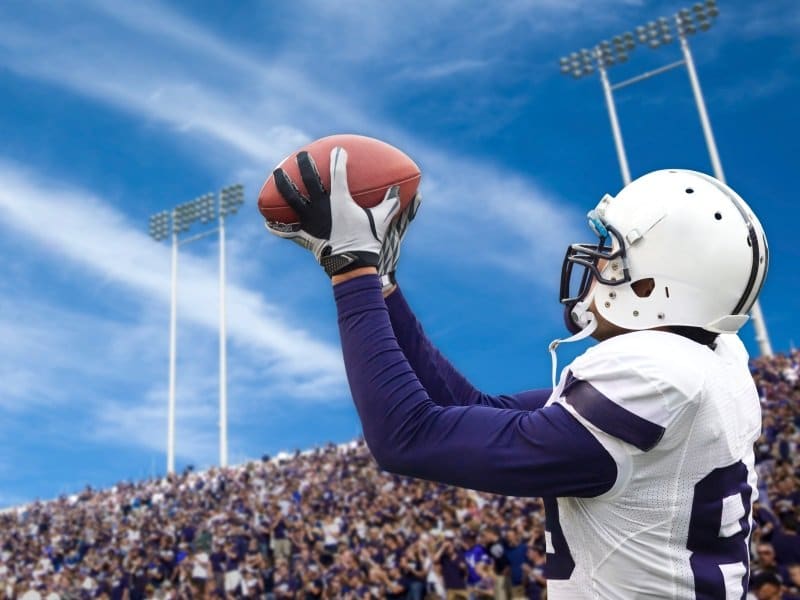 Jalkapallo_Football Player catching a Touchdown Pass_800x600 Kymenmatkat