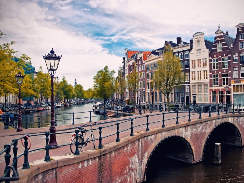 Amsterdam_Beautiful view of Amsterdam canals with bridge and typical dutch houses_800x600