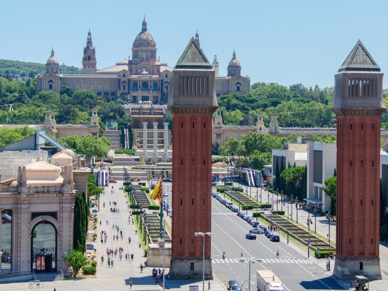 Barcelona_Venetian Towers lead the way to the MNAC_800x600