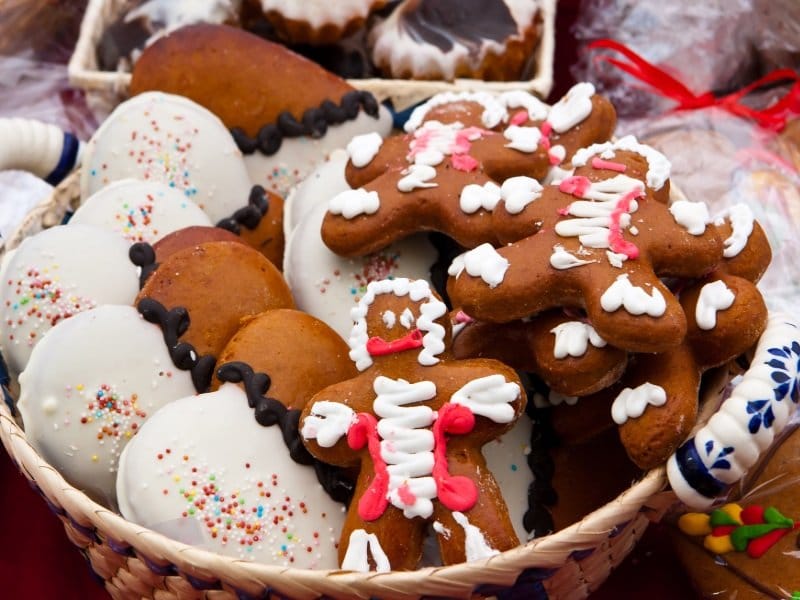 Christmas_Gingerbread men and gingerbread hearts_800x600