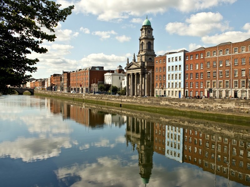 Dublin_Der Fluss Liffey in Dublin, Irland_800x600