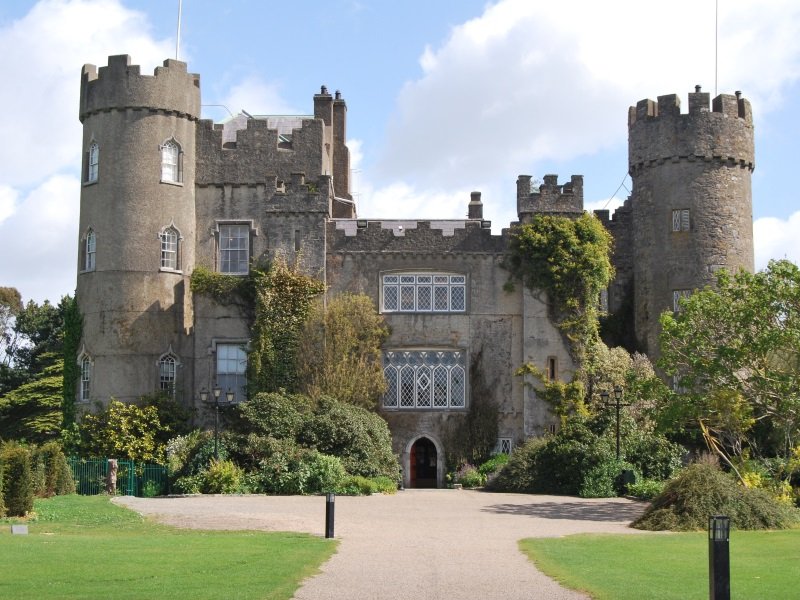 Dublin_Malahide Castle near Dublin_800x600