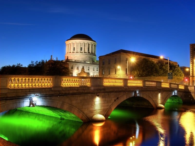 Dublin_River Liffey and Four Courts building in Dublin, Ireland_800x600