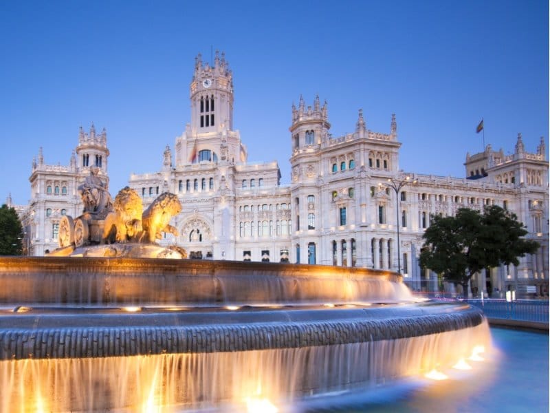 Espanja_Plaza de la Cibeles (Cybele's Square) - Central Post Office (Palacio de Comunicaciones), Madrid, Spain_800x600