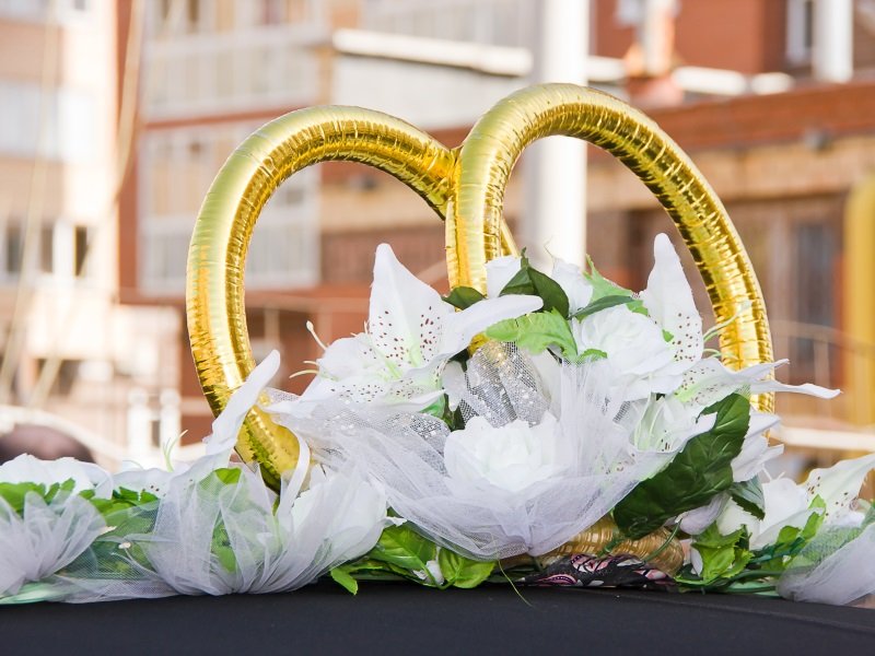 Häät_rings on the roof of wedding limousine_800x600