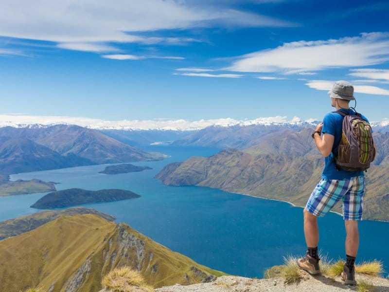 Islanti_Tourist with a backpack and mountain panorama_800x600