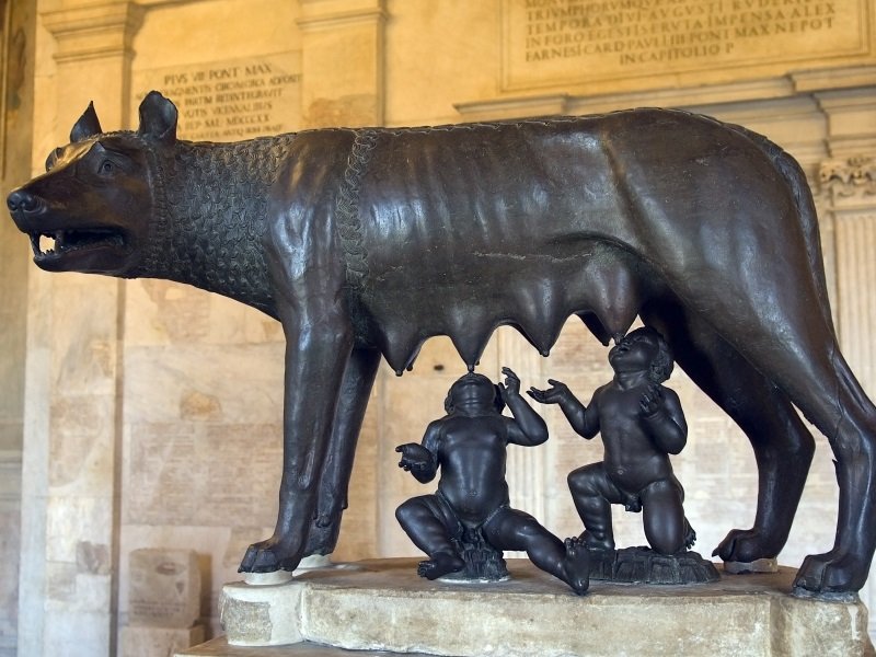 Italia_Rooma_roman bronze of the she-wolf suckling romulus and remus_800x600