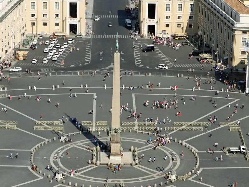 Italia_Vatikaani_St. Peter's square with an obelisk in the Vatican_800x600