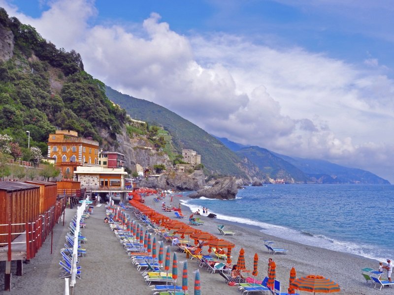 Italian beach, Liguria_800x600