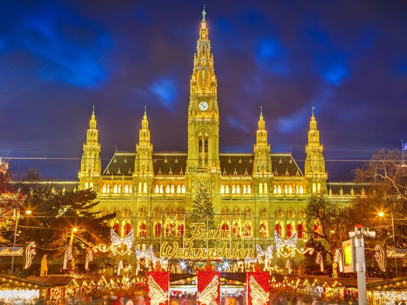 Itävalta_Wien_Vienna, Austria_Rathaus and christmas market in_800X600