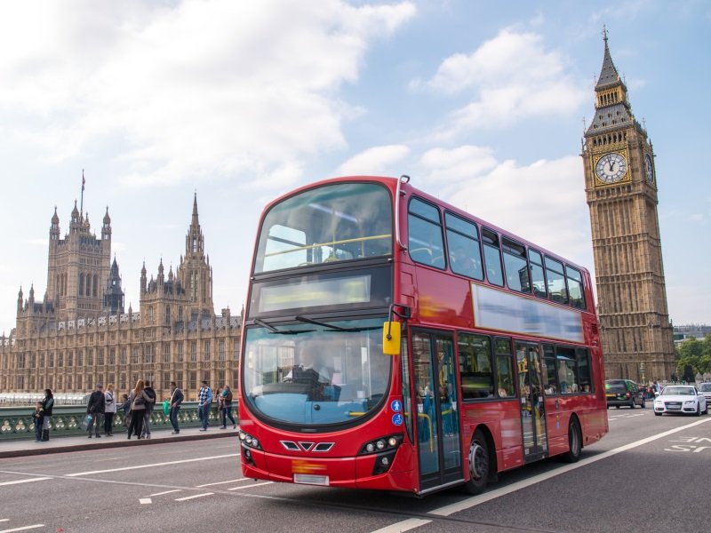 London. Westminster area with Double Decker buss_800x600