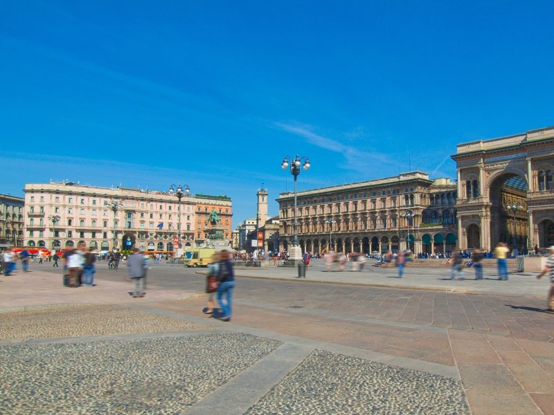 Milano_Milan- Piazza Duomo square in Milan, Italy_800x600