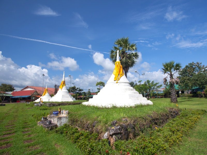 Thailand and Myanmar land border at Three Pagodas Pass, Karnchanaburi-800x600