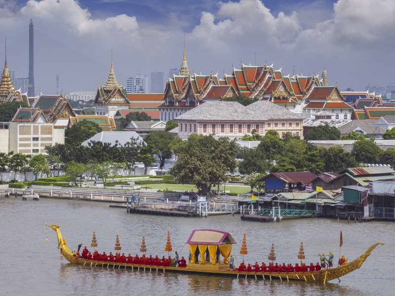 Thaimaa_Krabi_Landscape of Thai's king palace with goldent guard ship_800x600