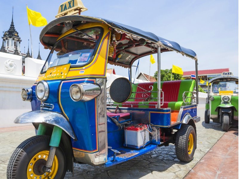 Thaimaa_Tuk-Tuk vehicle urban in Bangkok_800X600