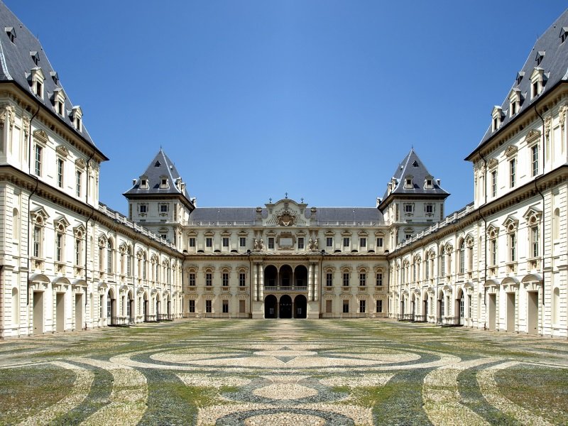 Torino_Castello del Valentino castle in Turin, Italy_800x600