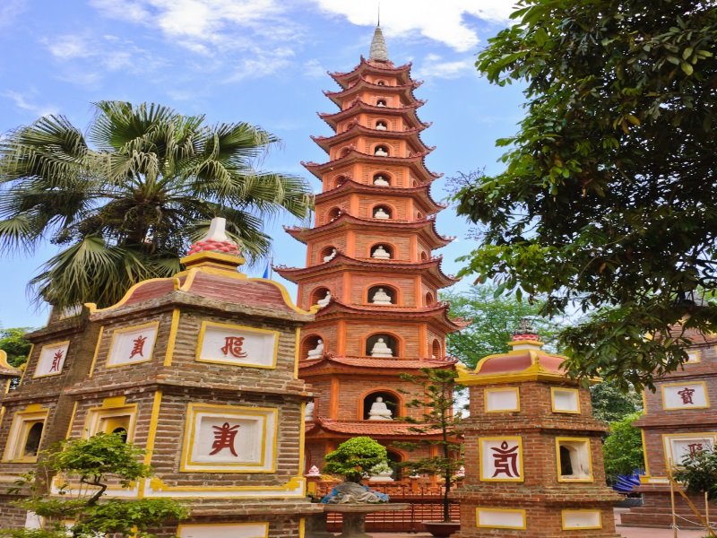 Vietnam_Tran Quoc pagoda in Hanoi, Vietnam_800x600