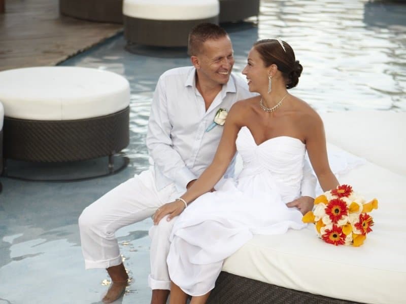 Divi Aruba Couple Reflecting Pool_800x600