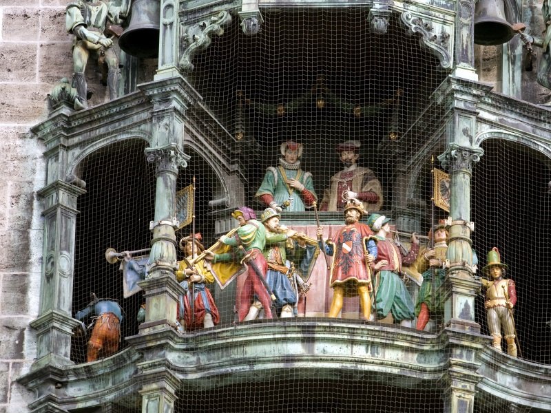 Munchen_Clock of the new City Hall at Marienplatz_800x600