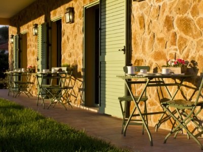 Portugal_Vale de Ferreios_alpendre-casa-janelas-verdes1_400x300