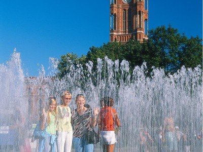 Saksa_Berlin_Spree_fountain in front of the Red Town Hall_800x600