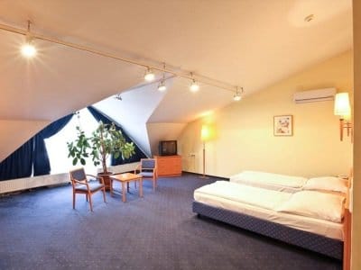 Budapest_Hotel-Sissi-Tidy-Bedroom-Budapest-HU_400x300