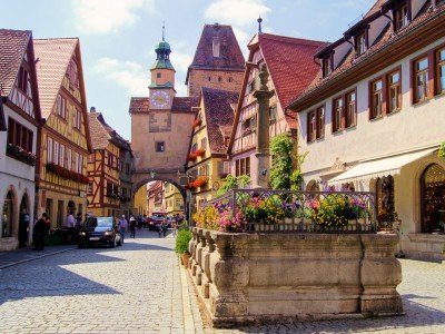 Saksa_Medieval street in Rothenburg ob der Tauber_800x600
