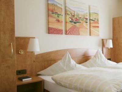 Saksa_weingut_gasthof_room_400x300