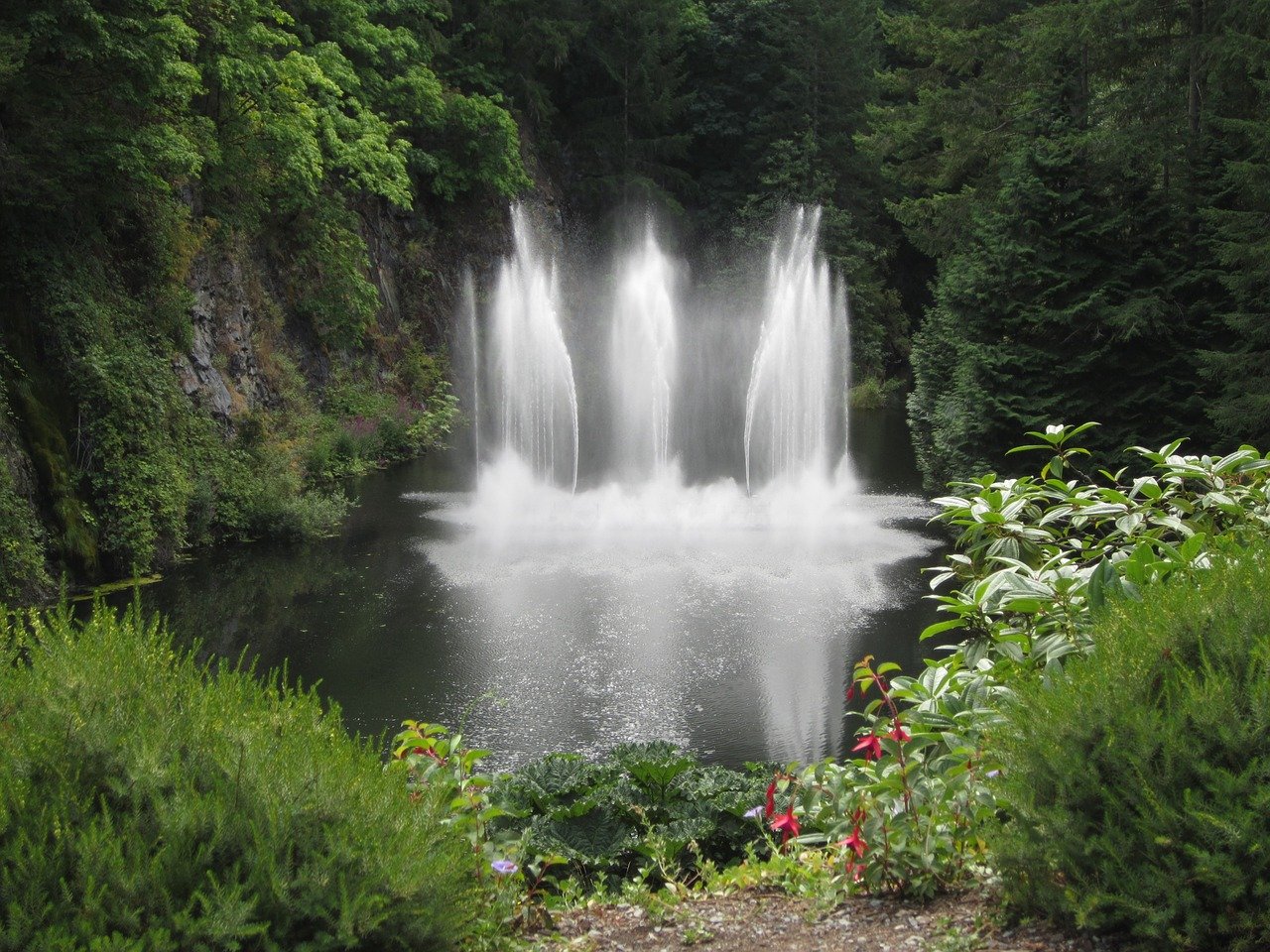 Kanada-Victoria-Butcharas-Garden-waterfall-1280