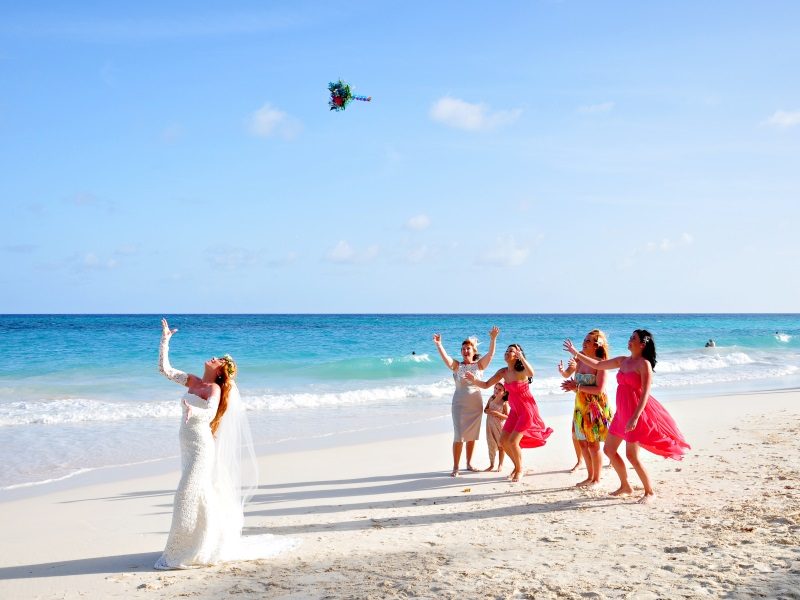 Barbados_EM_bougainvillea_tossing-the-bouquet_800x600