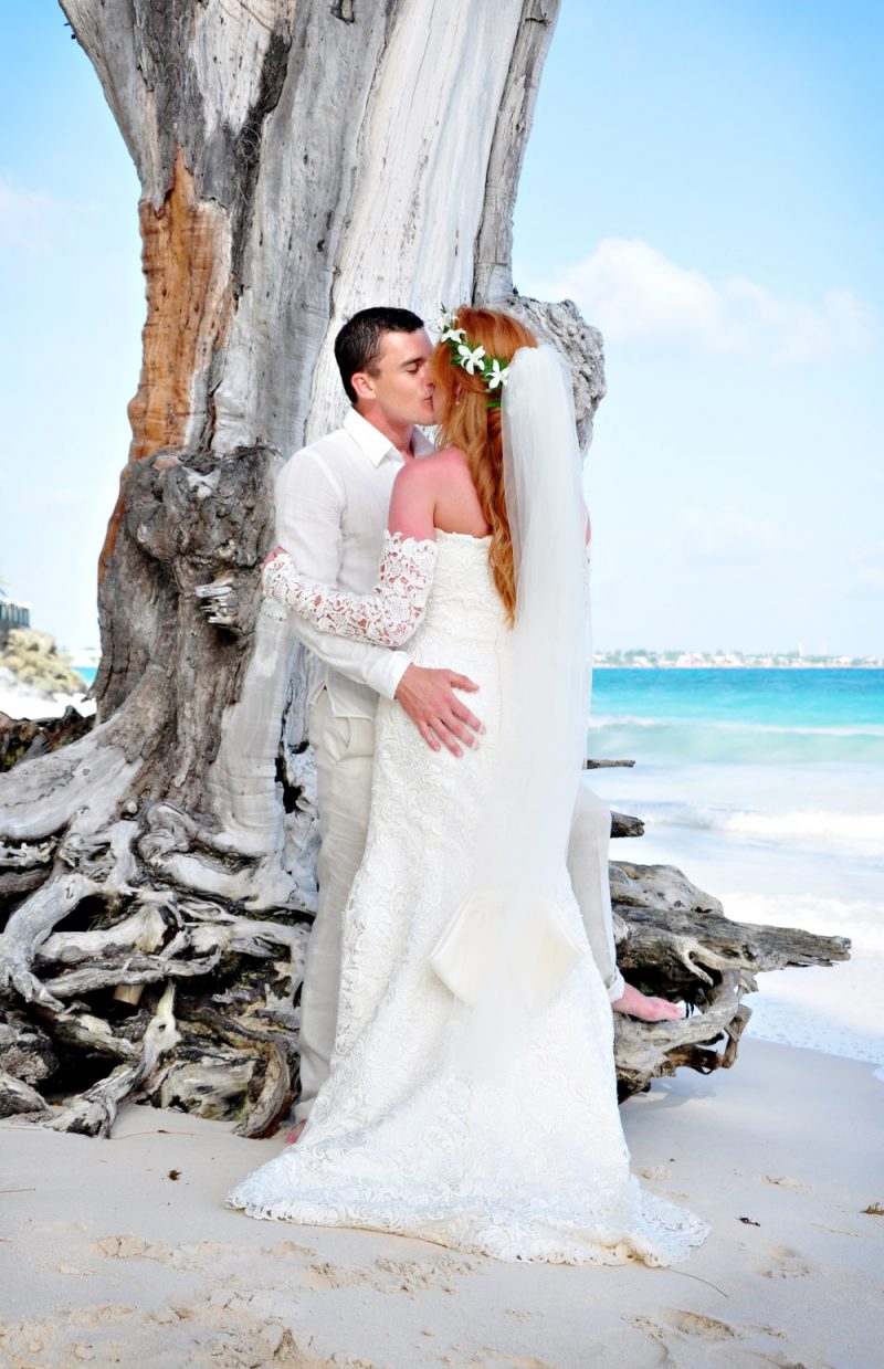 Barbados_EM_bougainvillea_wedding-couple-beach-1000