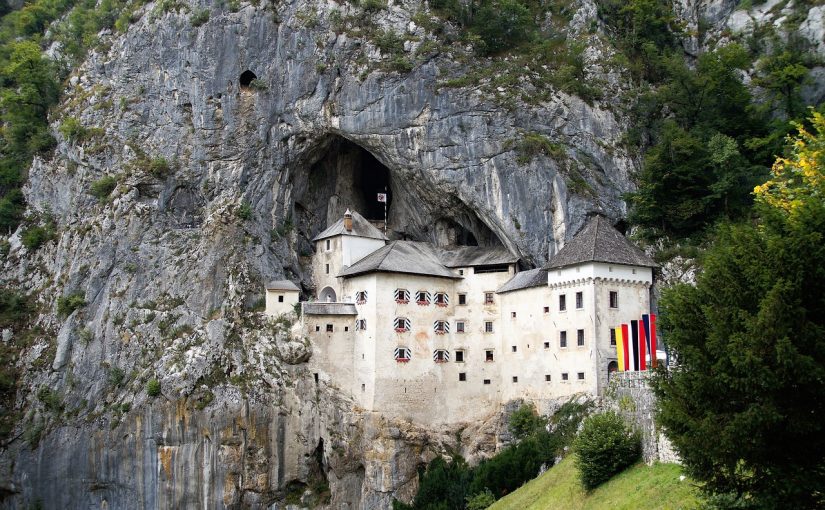 Slovenia luolakirkko