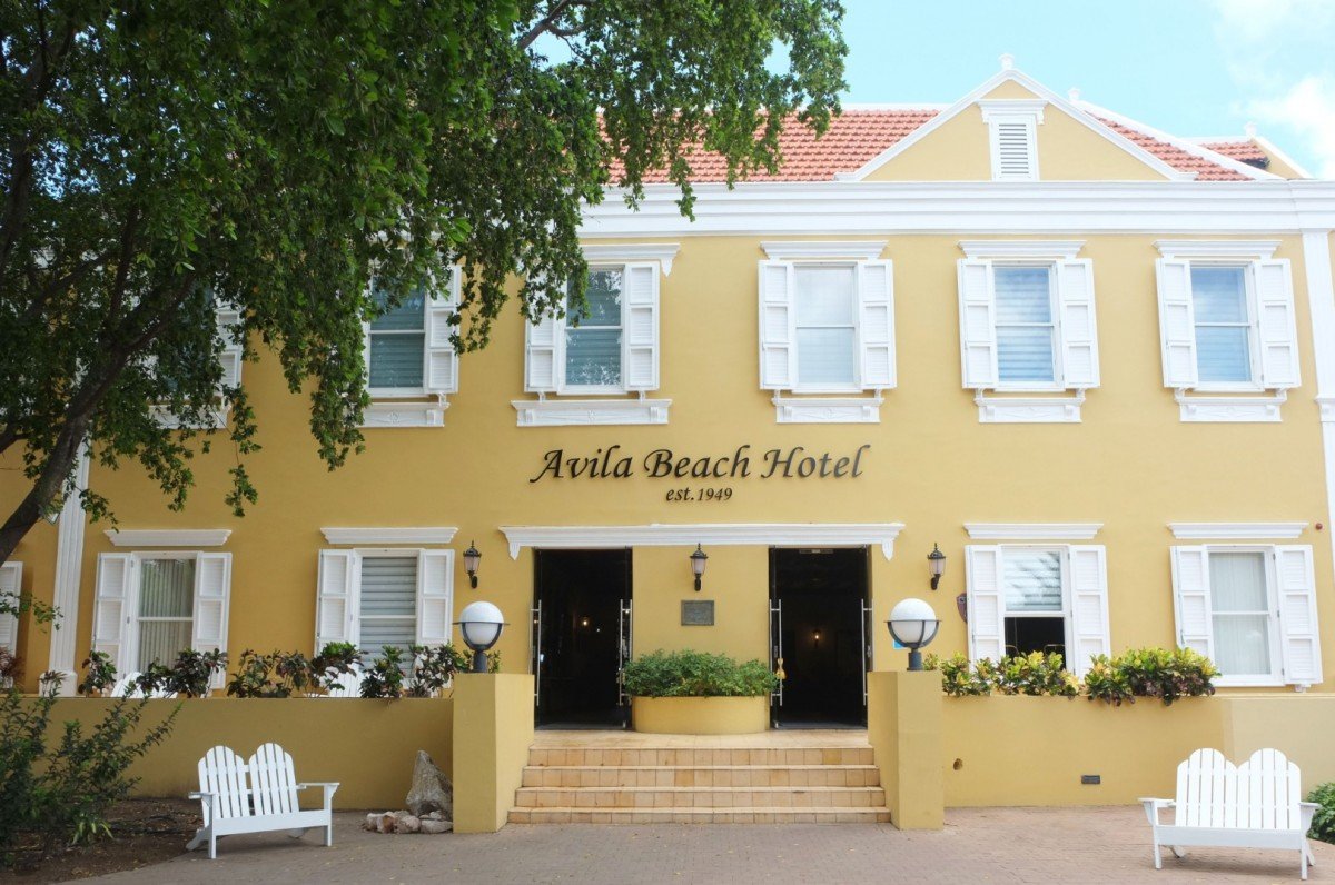 Curacao-avila_surroundings_front_side_and_main_entrance_lobby_5c12bae8b18d0