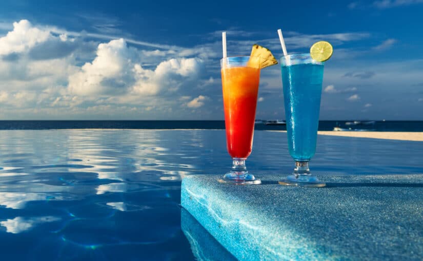 Drink_Cocktails near the swimming pool_Shutterstock-131839217-800×600